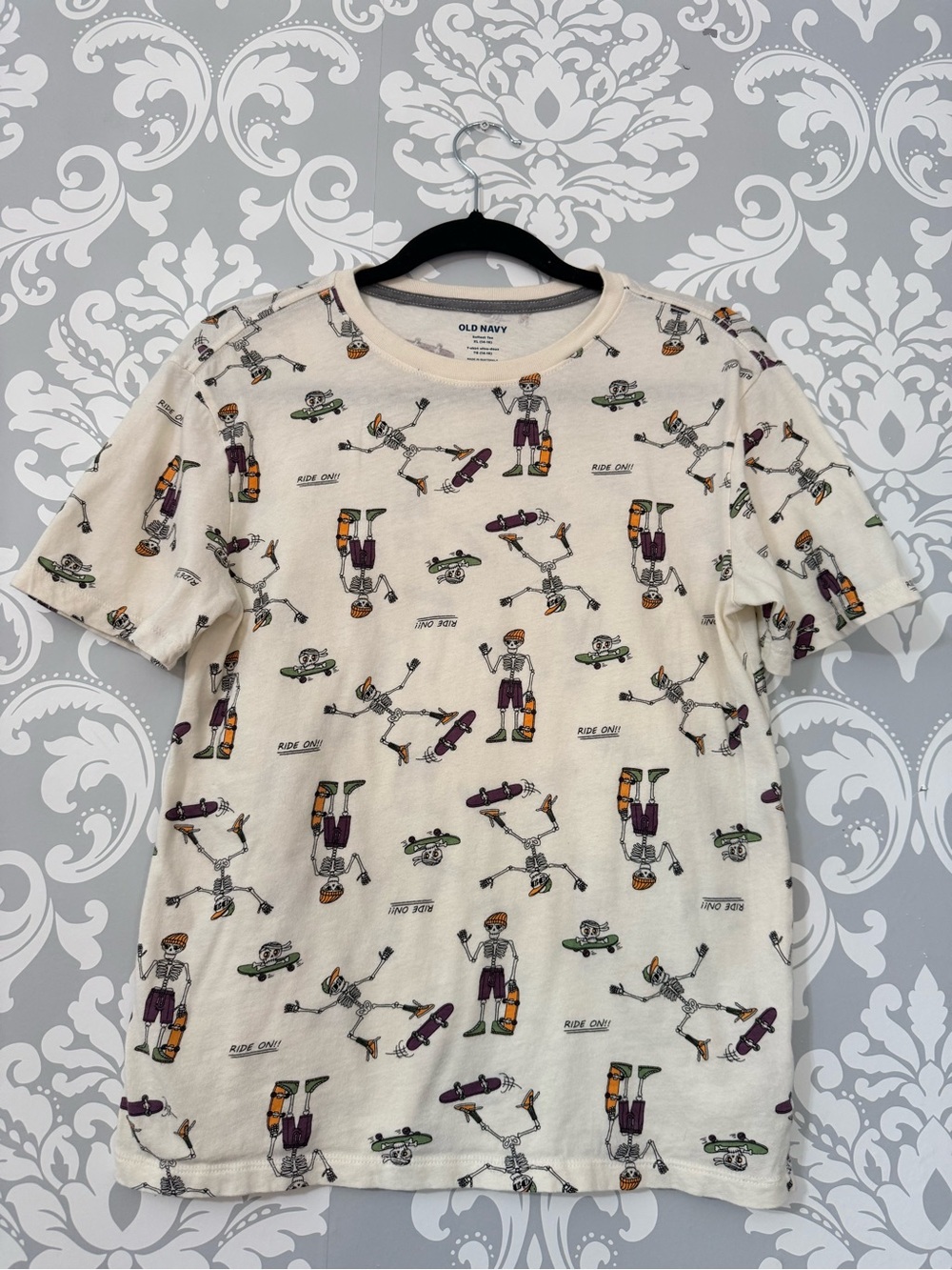 💫4/$25 • Old Navy Cream Skeleton Skateboard Graphic T-Shirt